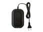 Chargeur noir avec câble d'alimentation et prise sur fond noir