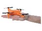 Mini drone orange dans une main.