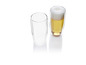 Un verre de bière et un verre vide.