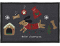 Paillasson de Noël avec un chien en pull, une maison en pain d'épices et le texte 'MERRY EVERYTHING'.