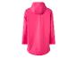 Un imperméable rose à capuche.
