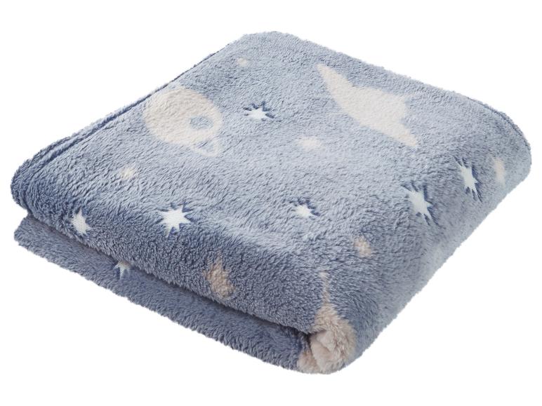 Douce couverture bleue à motifs étoiles.