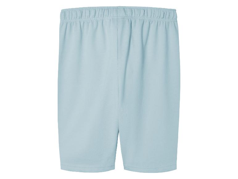 Shorts en tissu bleu clair.