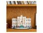 Maquette Lego de la Fontaine de Trevi sur une étagère en bois, avec des livres au-dessus.