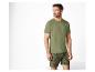 Pyjama homme : t-shirt vert olive et short à motifs tropicaux.