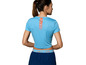 Femme portant un crop top bleu et un short bleu avec le logo 'Relive'.