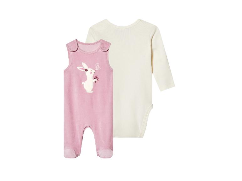 Combinaison velours rose à oreilles de lapin et body blanc pour bébé.