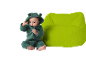 Bébé en grenouillère verte à capuche et pouf vert lime.