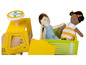 Deux poupées dans un camion de jouet jaune.