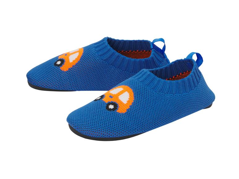 Chaussons bleus pour enfants avec motif voiture et semelle antidérapante.