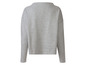 Un pull gris à manches longues.