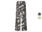 Pantalon large à motif floral et fruits sur fond gris foncé, avec deux échantillons de couleur.