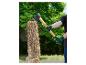 Un homme portant des gants tient une hache Park Tool au-dessus d'un morceau de bois.