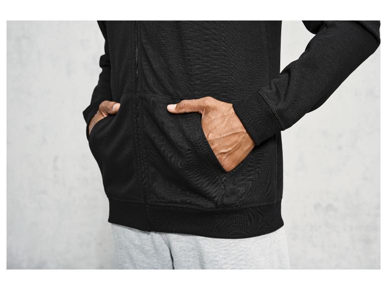 Une veste de survêtement noire à fermeture éclair