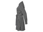 Une robe à carreaux noir et blanc à manches longues.
