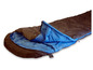 Un sac de couchage bleu et marron pour le camping.