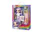 Poupée Rainbow High Violet Willow en pyjama avec pizza, pop-corn et accessoires.