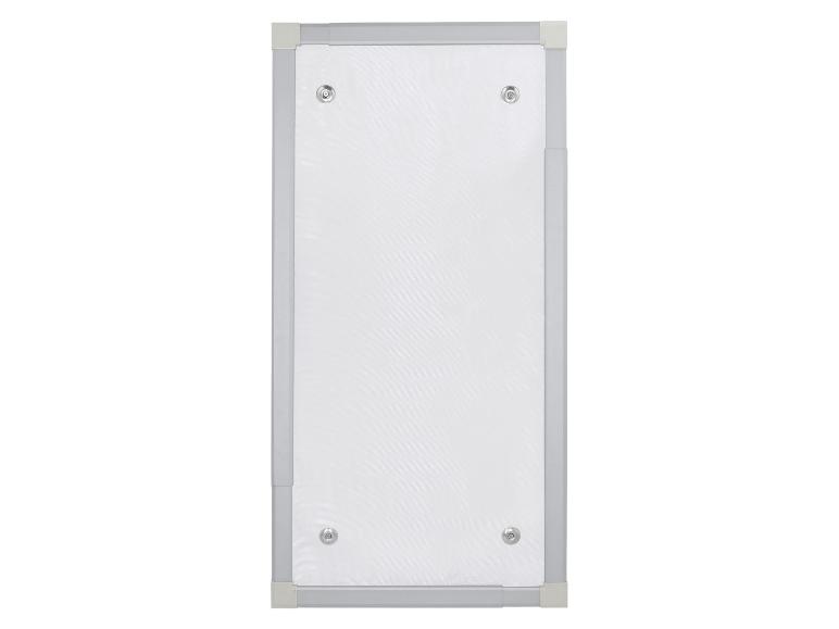 Tableau magnétique blanc avec cadre gris et fixations.