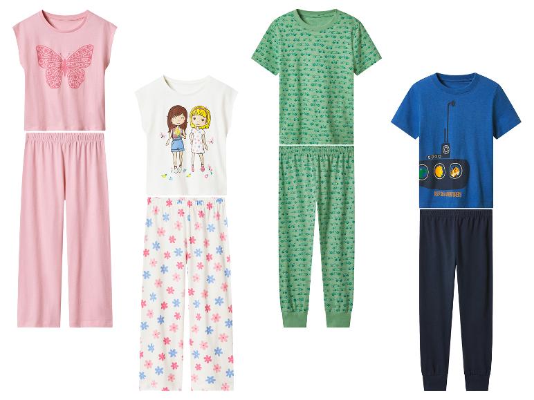 Quatre ensembles de pyjamas pour enfants : rose avec papillon, blanc avec filles et fleurs, vert avec voitures, bleu avec sous-marin.