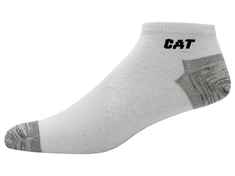 Des chaussettes blanches avec le logo CAT.
