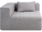Canapé modulaire d'angle gris clair avec coussin assorti.