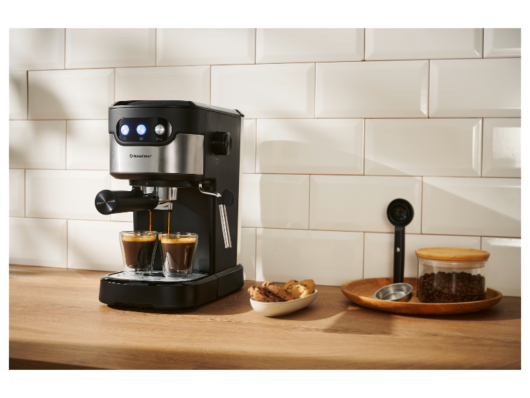 Une cafetière espresso SilverCrest prépare deux cafés dans une cuisine moderne.