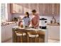 Stérilisateur électrique SILVERCREST® SEAD 1800 B2 sur un îlot de cuisine avec un couple cuisinant