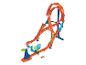 Circuit de course Hot Wheels avec boucles et une voiture jouet.