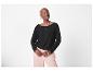 Pull noir et pantalon rose pâle : vêtements décontractés chics.