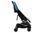 Une poussette noire et turquoise avec un panier de rangement
