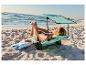 Transat de plage CRIVIT avec pare-soleil et roues, femme appliquant de la crème solaire.