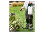 Personne pulvérisant des plantes dans un jardin avec un pulvérisateur à pression dorsal.