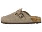 Mule en daim beige avec boucle métallique et semelle en liège.