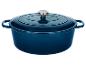 Cocotte en fonte bleu foncé avec couvercle et bouton argenté sur fond blanc.