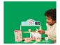 Un enfant joue avec un stand de boulangerie en bois, avec un menu, une calculatrice et diverses pâtisseries.