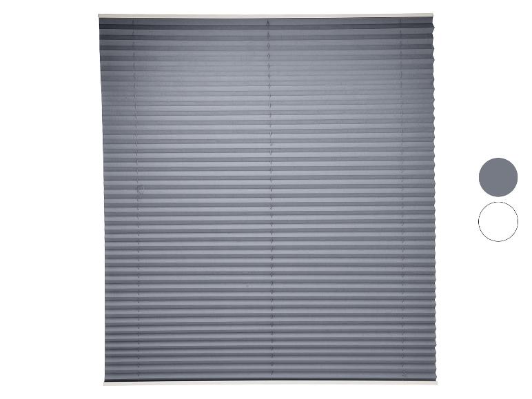 Store plissé gris avec cordons verticaux et échantillons de couleur gris et blanc.