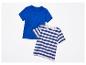 Deux t-shirts pour enfant : un bleu uni et un bleu et blanc rayé.