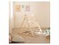 Structure d'escalade en bois pour enfants dans une pièce lumineuse avec une décoration enfantine.