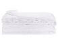 Une couette blanche pliée.