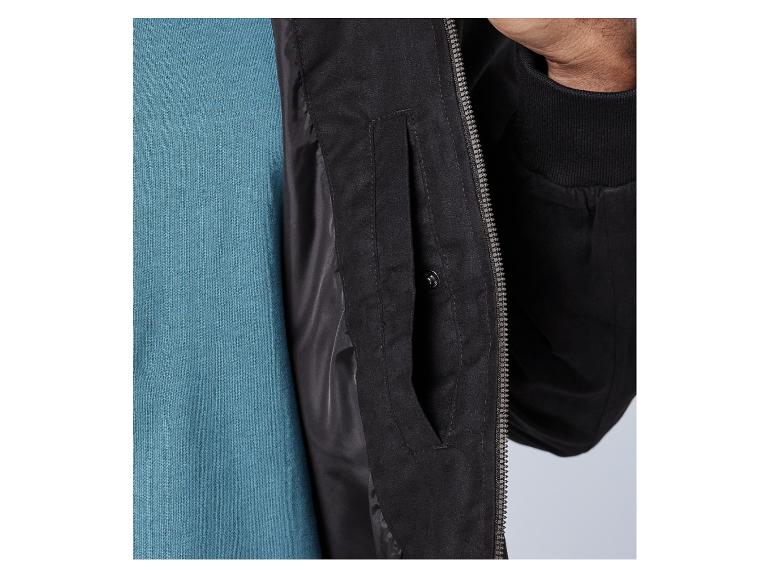 Une veste bomber noire avec une fermeture éclair