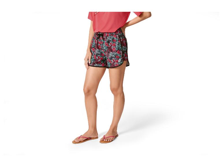 Shorts à fleurs tropicaux et tongs : vêtements d'été.