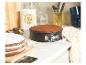 Un gâteau au chocolat dans un moule à charnière sur un plan de travail de cuisine blanc.