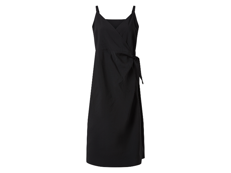 Une robe noire d'été avec une ceinture.