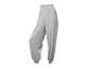 Pantalon ample gris clair, confortable pour le yoga ou la détente.