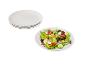 Assiettes blanches empilées et une assiette de salade de légumes frais.