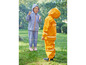 Deux enfants en imperméables dans la pluie.