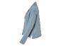 Une chemise bleu clair à manches longues.