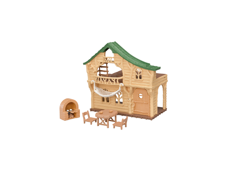 Cabane en bois avec toit vert, barbecue, table et chaises.