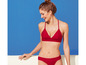 Une femme portant un bikini rouge sur fond bleu.