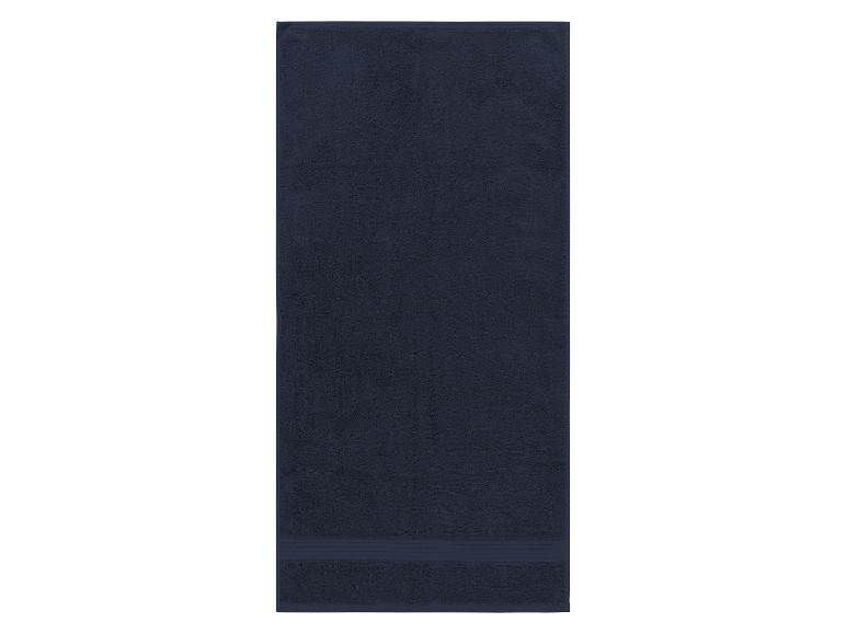 Serviette de bain bleu marine foncé.